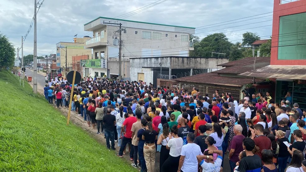 Debaixo de chuva, 4 mil católicos realizam procissão da Via Sacra em Cruzeiro do Sul